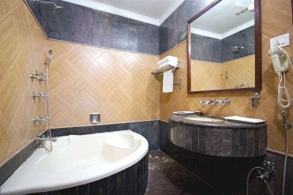 Hotel Sunstar Grand Delhi  Bagian luar foto
