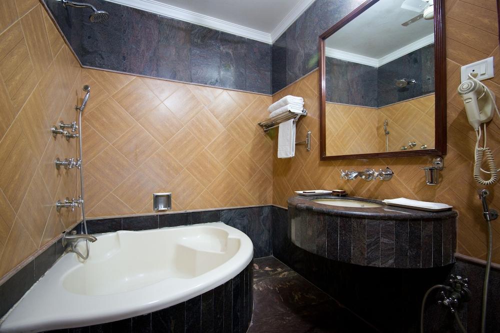 Hotel Sunstar Grand Delhi  Bagian luar foto