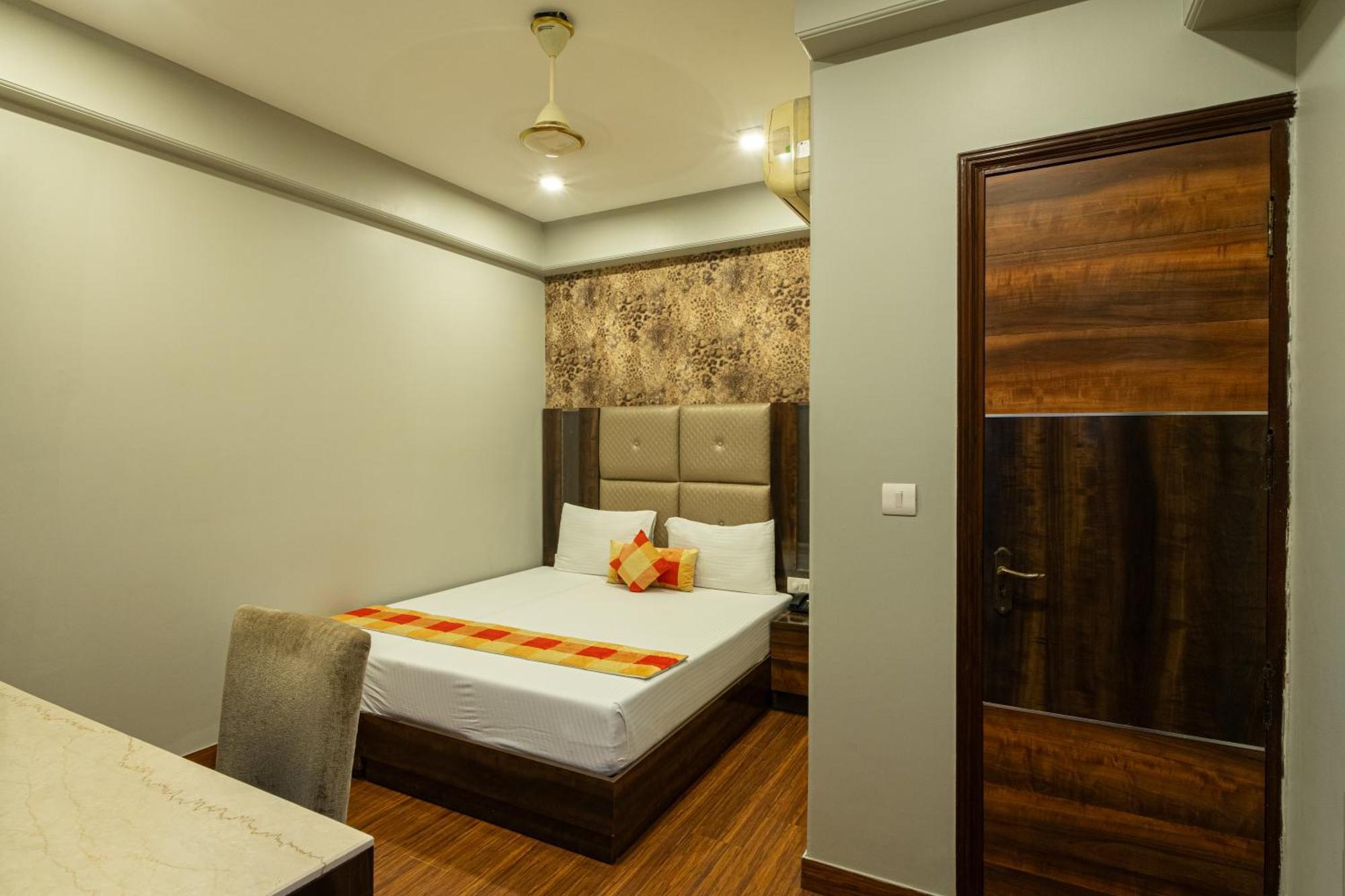 Hotel Sunstar Grand Delhi  Bagian luar foto