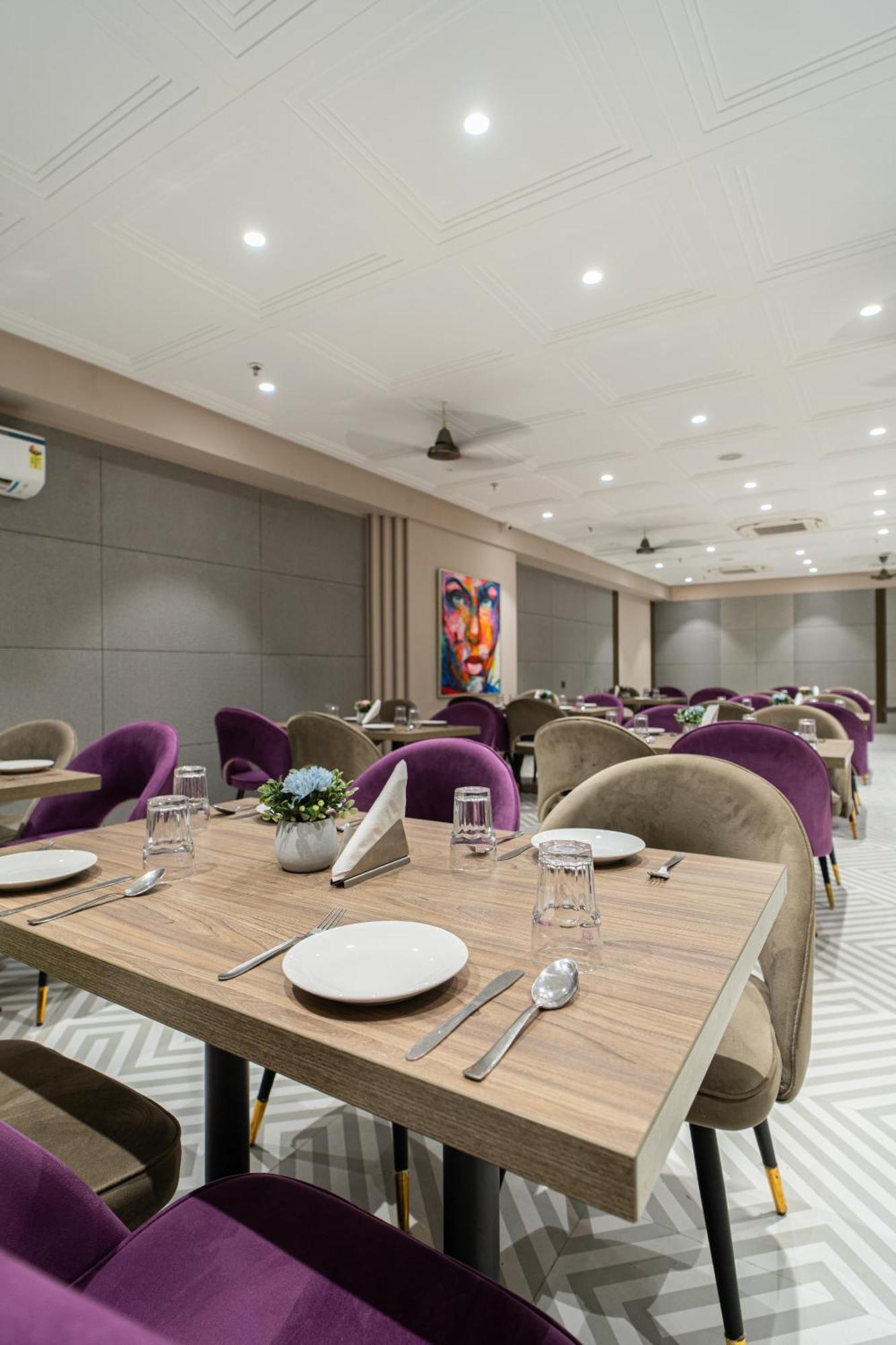 Hotel Sunstar Grand Delhi  Bagian luar foto