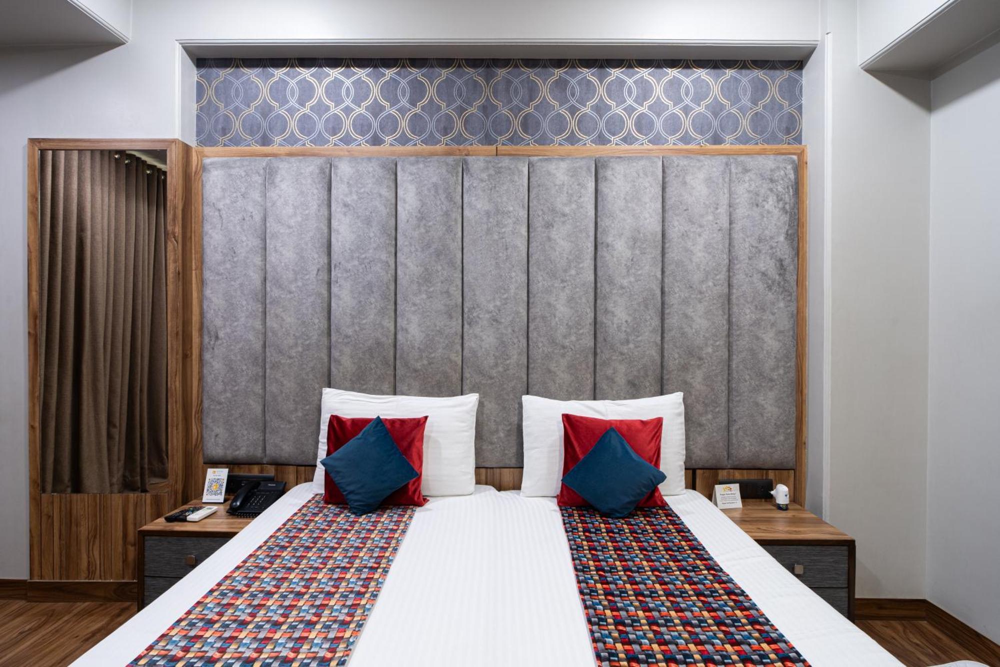Hotel Sunstar Grand Delhi  Bagian luar foto