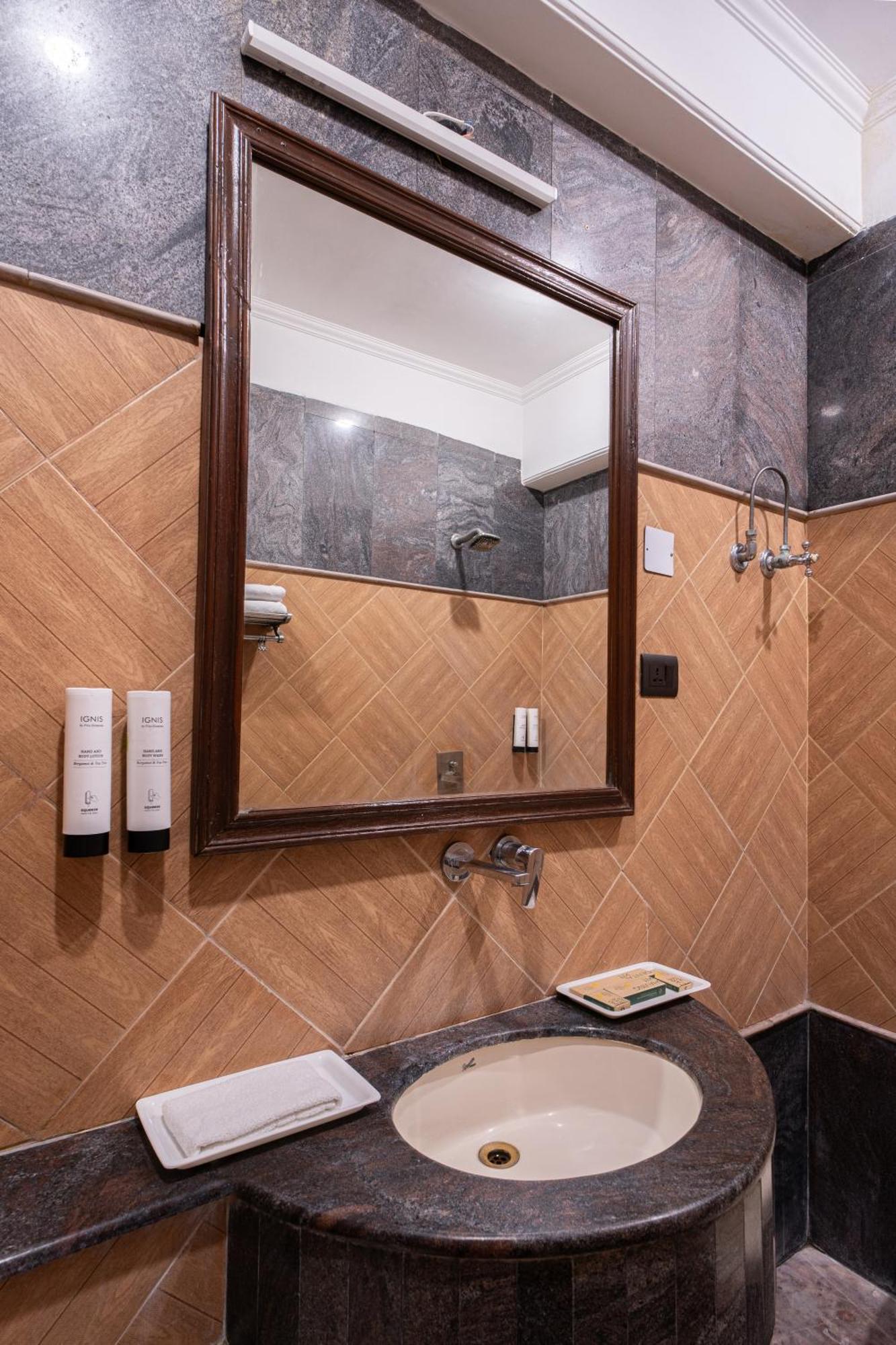 Hotel Sunstar Grand Delhi  Bagian luar foto