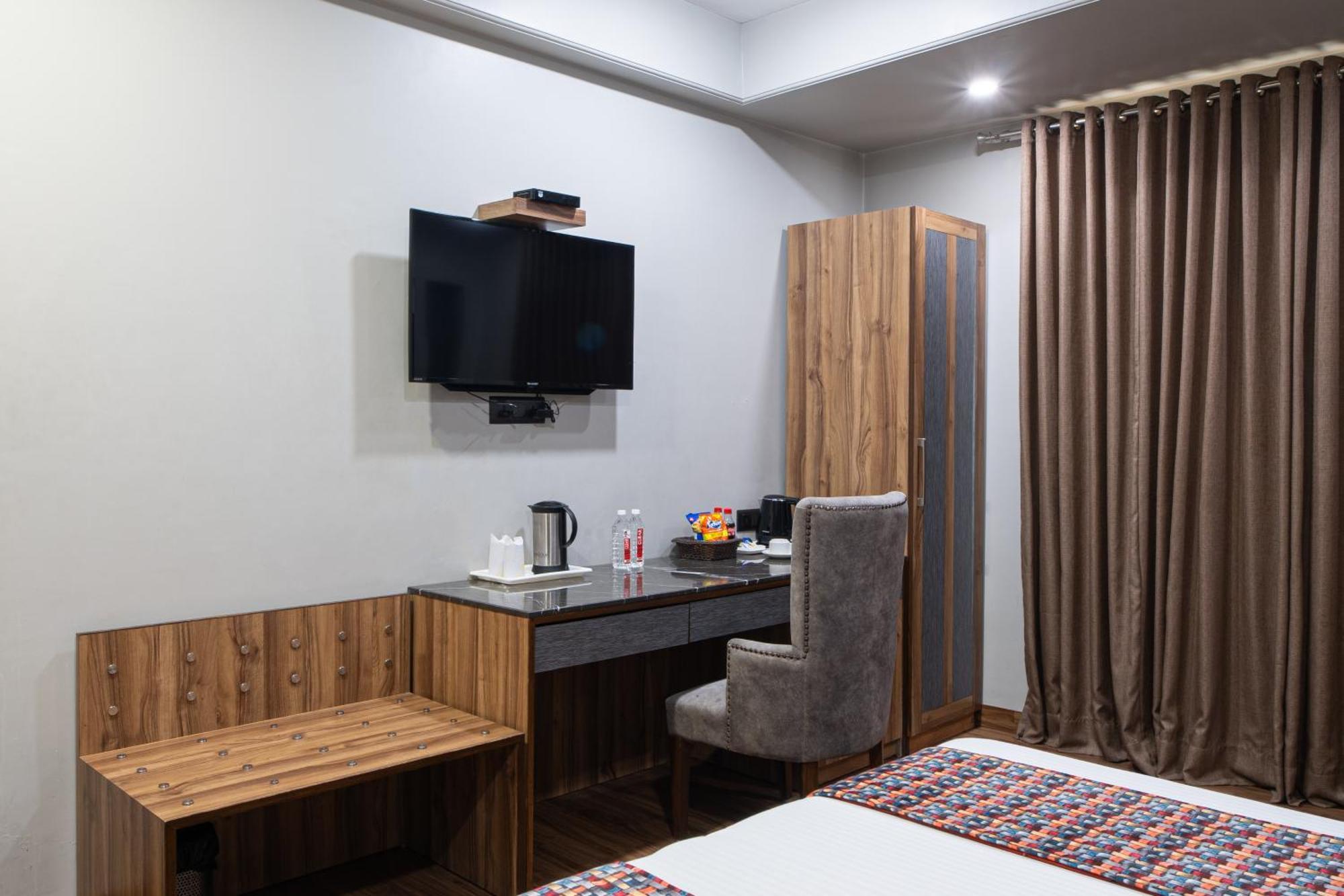 Hotel Sunstar Grand Delhi  Bagian luar foto