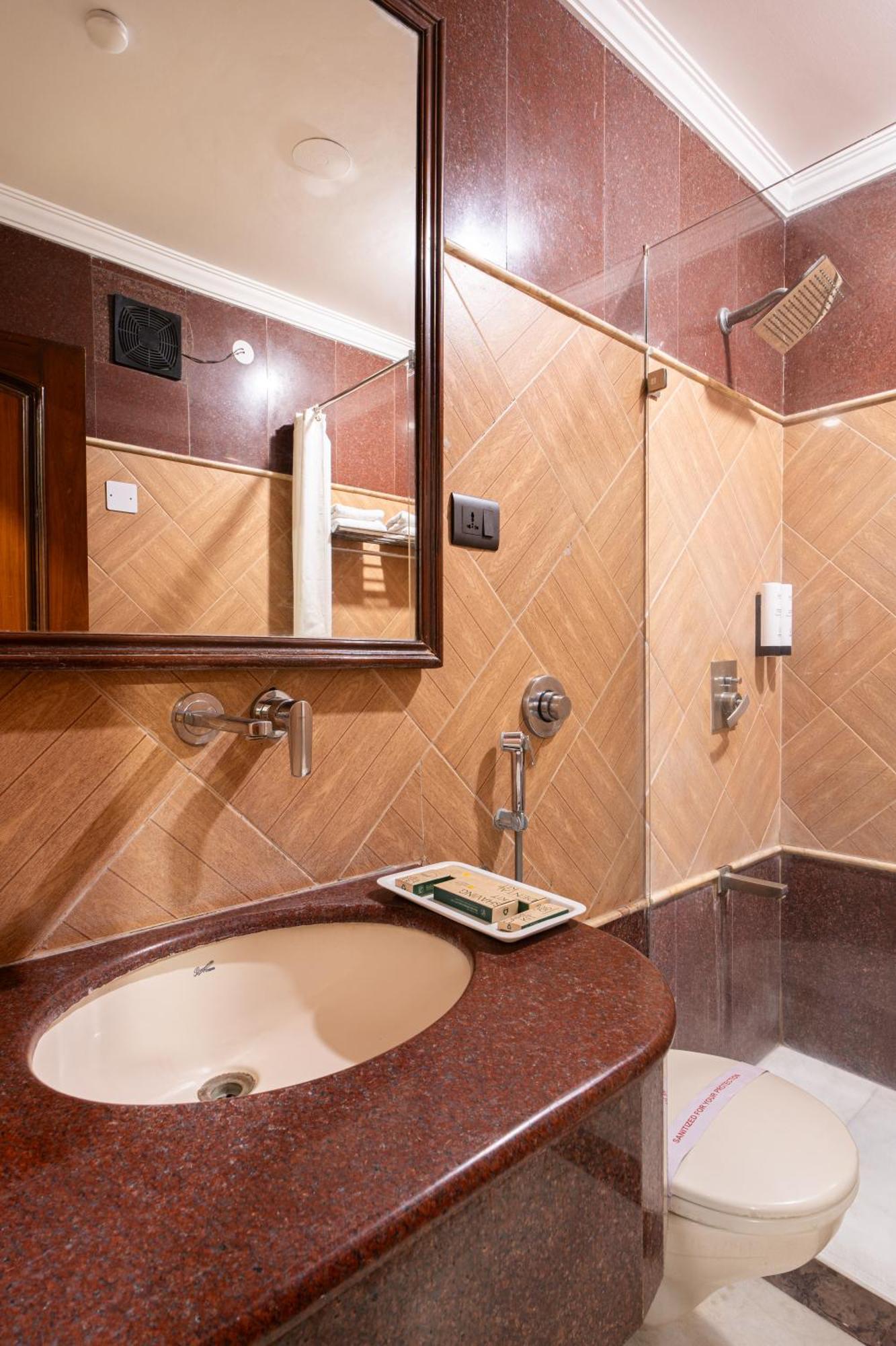 Hotel Sunstar Grand Delhi  Bagian luar foto