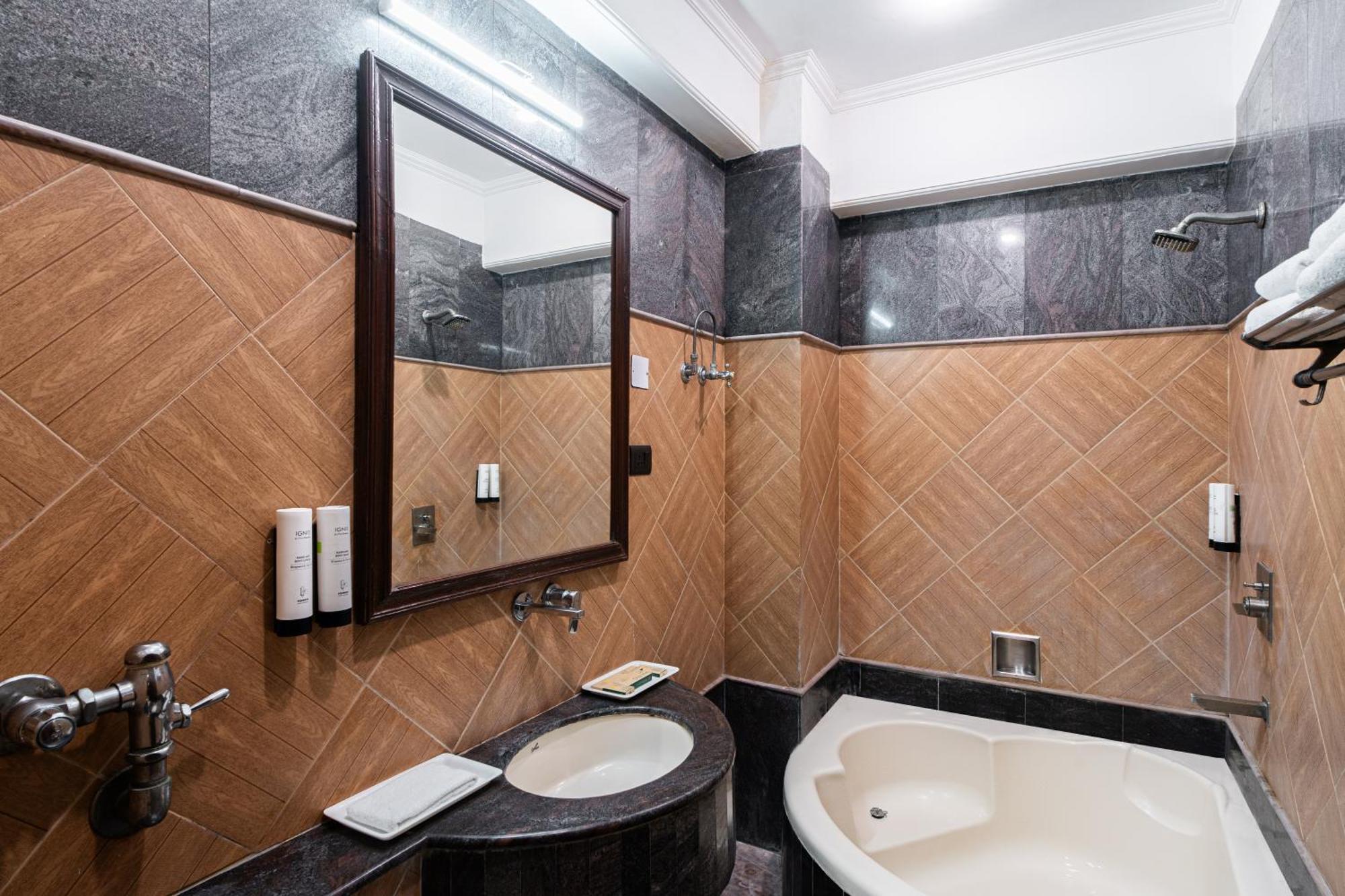 Hotel Sunstar Grand Delhi  Bagian luar foto