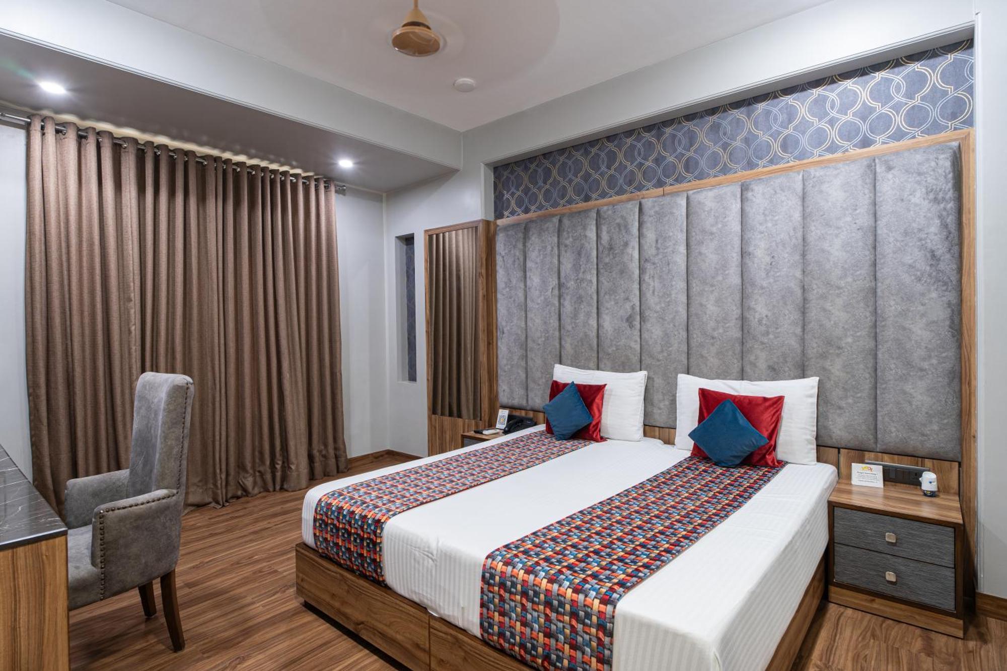 Hotel Sunstar Grand Delhi  Bagian luar foto