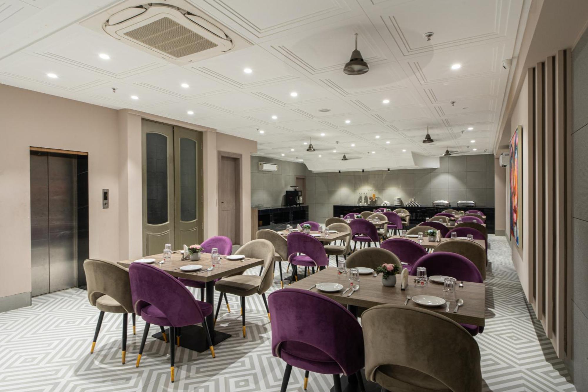 Hotel Sunstar Grand Delhi  Bagian luar foto