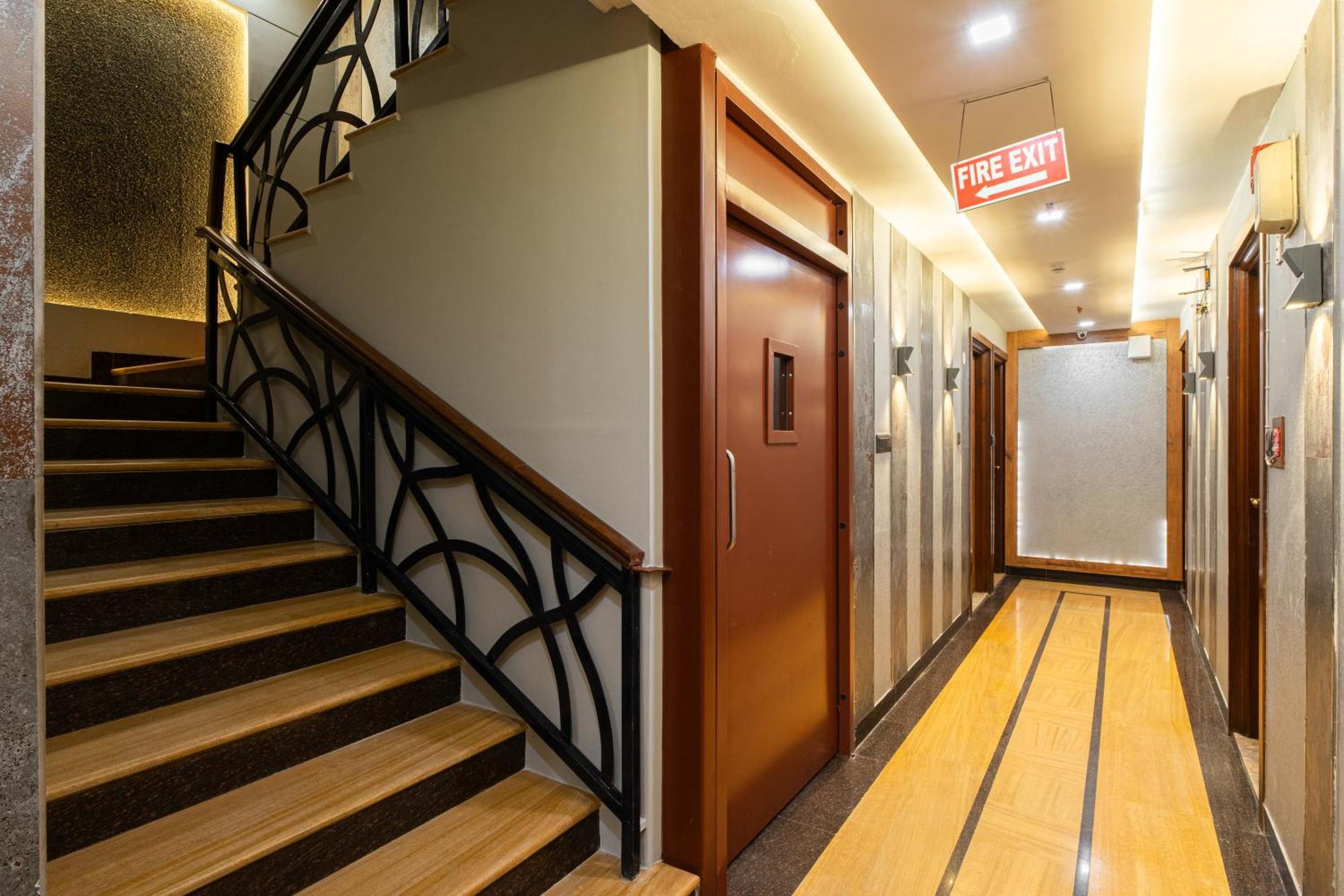 Hotel Sunstar Grand Delhi  Bagian luar foto