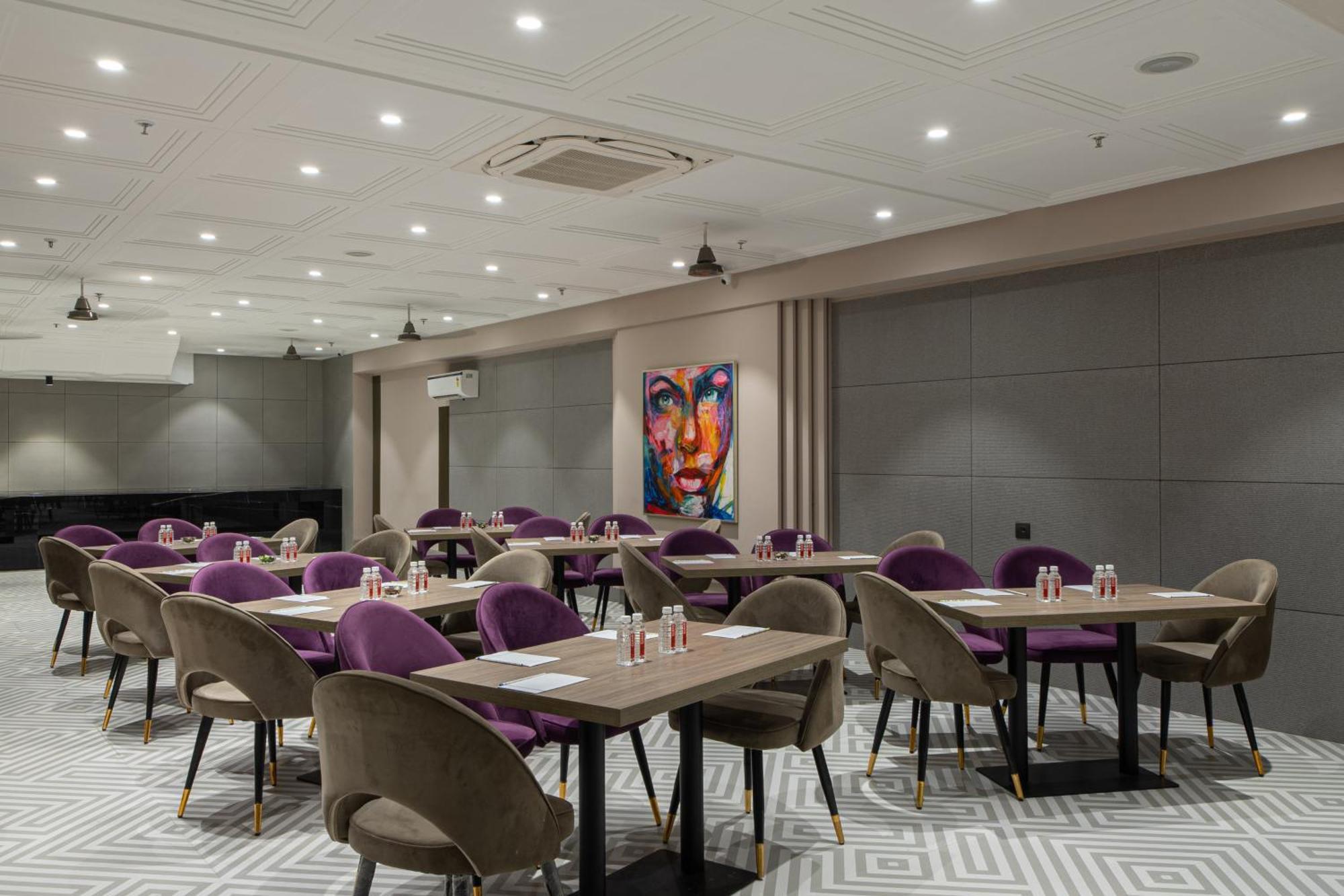 Hotel Sunstar Grand Delhi  Bagian luar foto