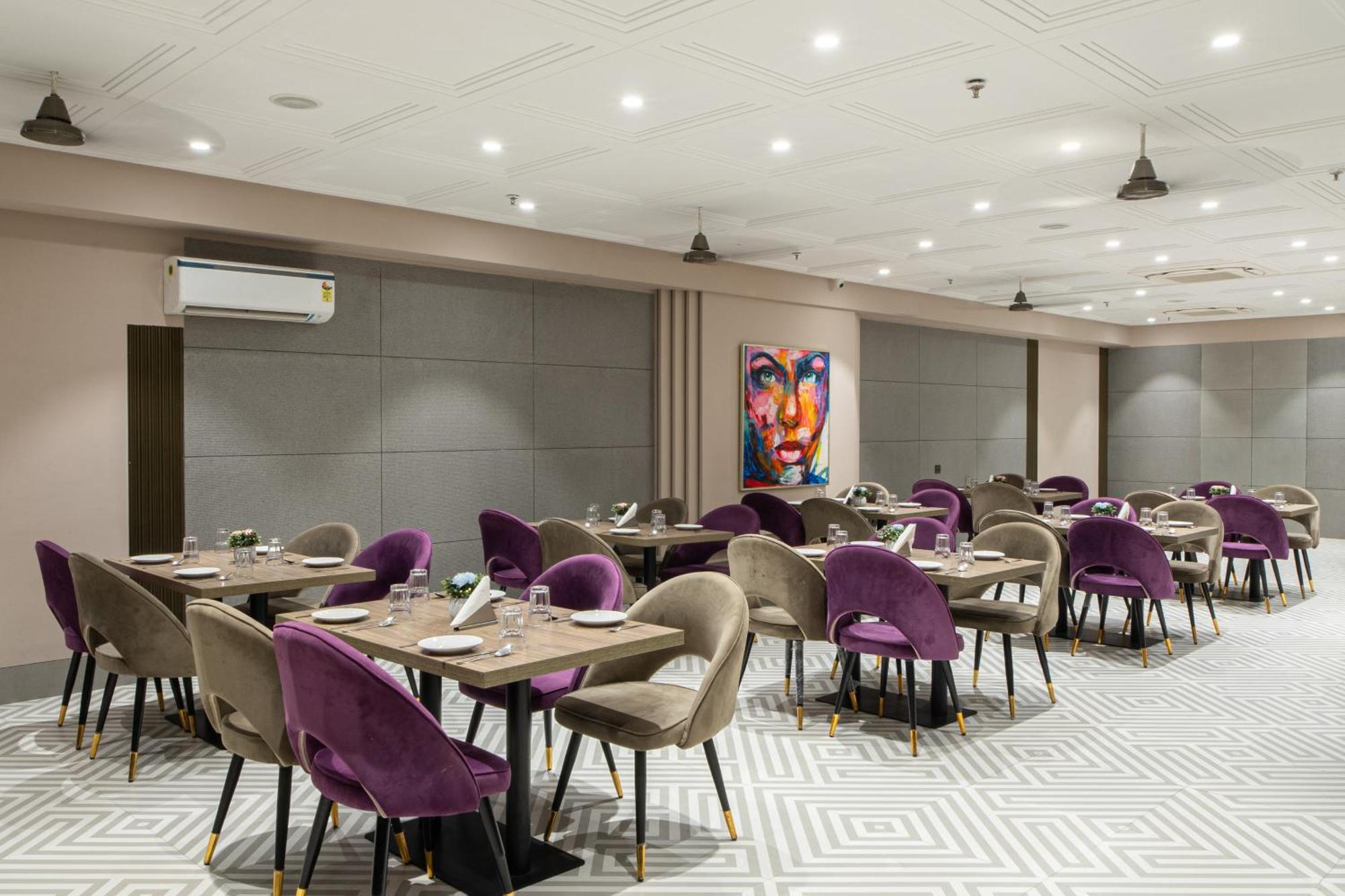 Hotel Sunstar Grand Delhi  Bagian luar foto