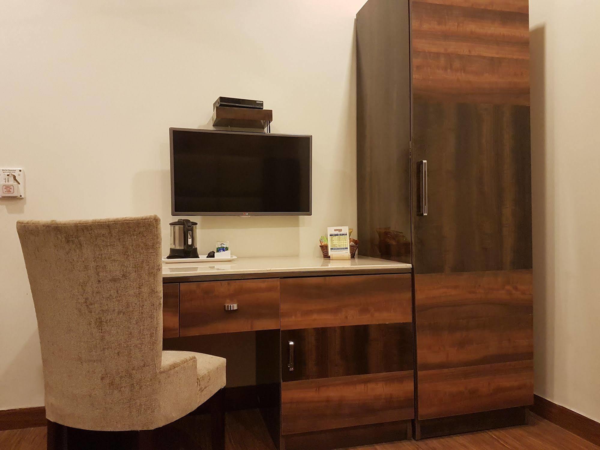 Hotel Sunstar Grand Delhi  Bagian luar foto