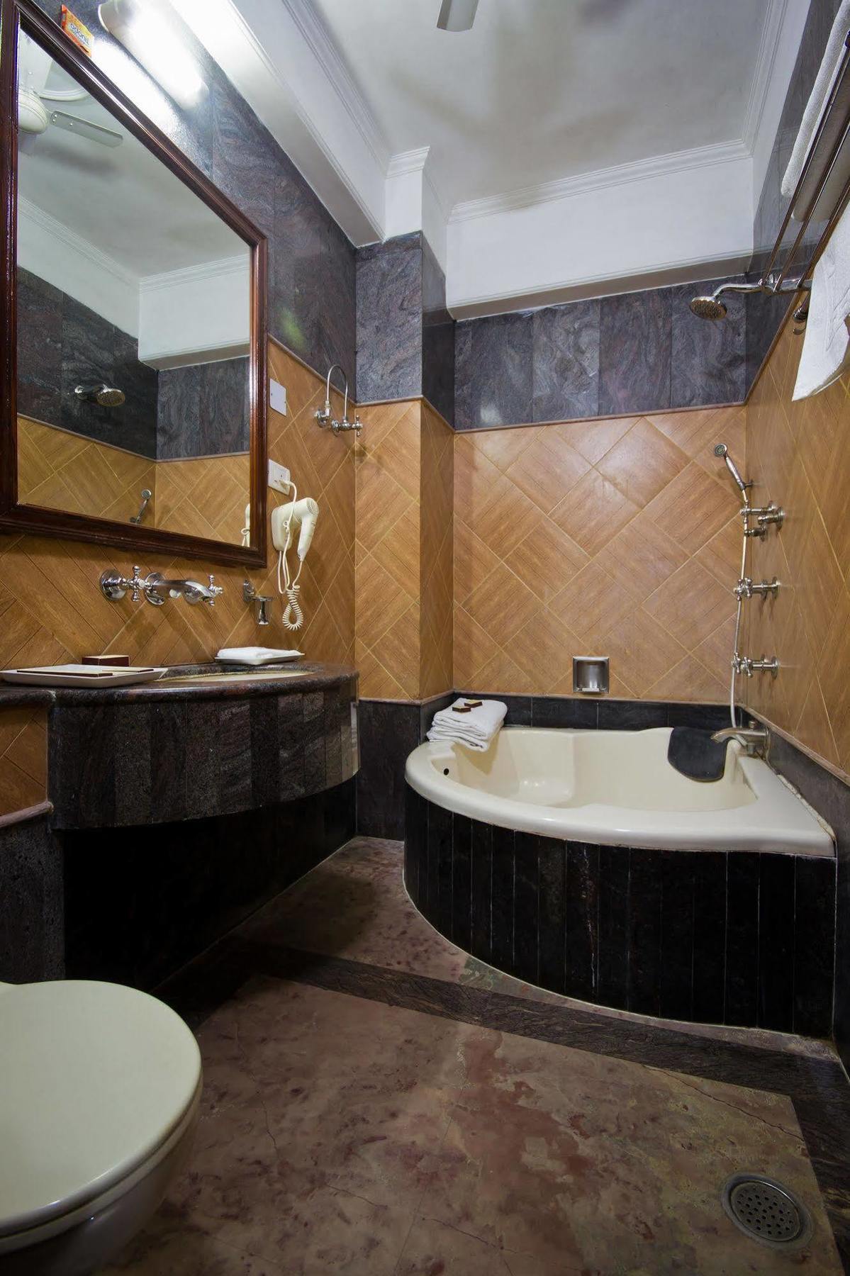 Hotel Sunstar Grand Delhi  Bagian luar foto