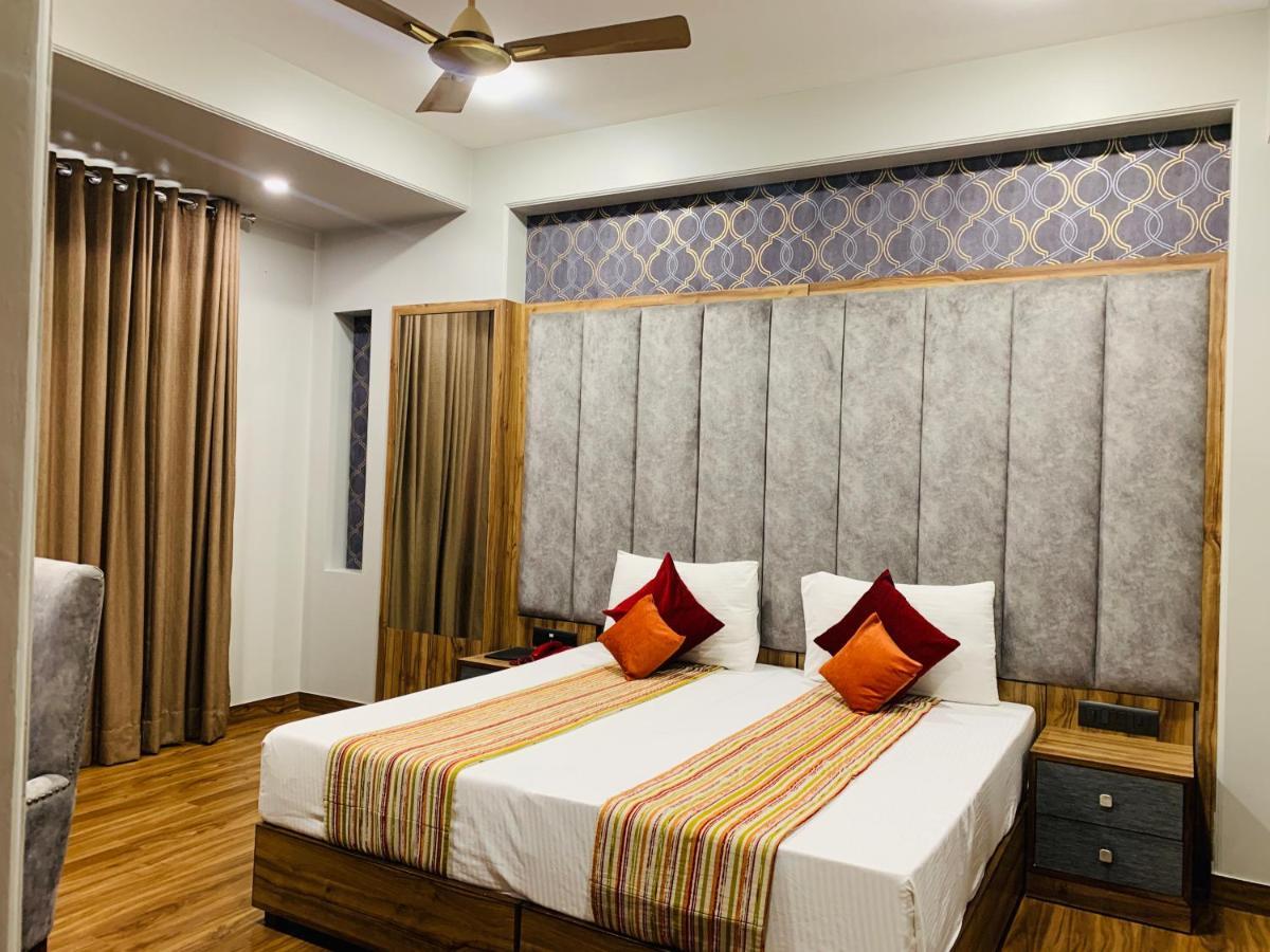 Hotel Sunstar Grand Delhi  Bagian luar foto